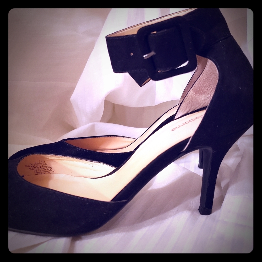 LIZ CLAIBORNE BLACK HEELS